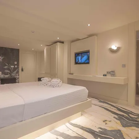 June Alaçatı Adult Only Esmirna
